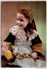 29 - fillette en costume