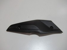 Plastique sous selle gauche