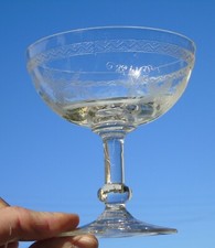 Coupe à champagne en cristal gravé. Début Xxe s. Meisenthal?  Haut. 11,3 cm