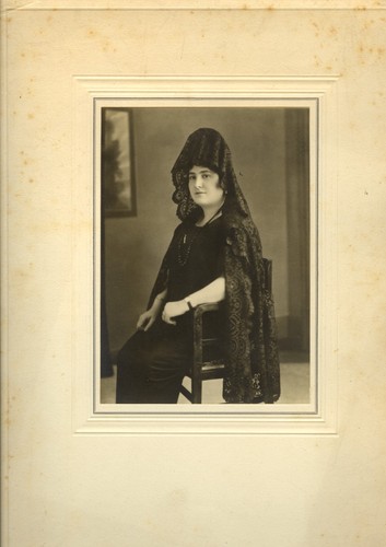 Portrait studio femme mantille