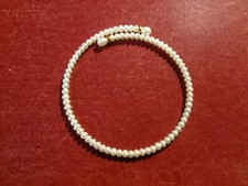 Collier ras de cou de 81 perles et 2 petites bagues en or de la marque MATY