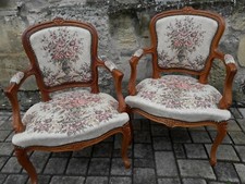 Lot 2 Fauteuils Bergères Cabriolets Louis XV en Hêtre Tapisserie