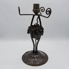 Pied de lampe en fer forgé martelé à décor végétal de feuilles de vigne Art Déco