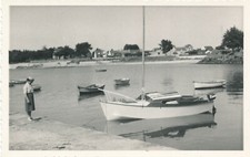 Snapshot Bretagne 1959 femme woman barques voilier bateau mer port plage pêche