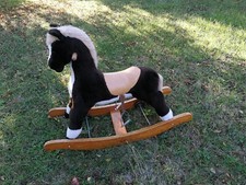 Cheval à bascule peluche
