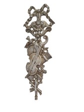 Decoration Murale Avec Des Instruments De Musique  Patiné Beige En Stuc 