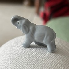 Fève Céramique Éléphant Gris Brillant