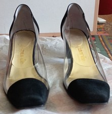 Paire de chaussures femme en