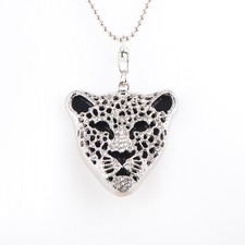 Femme collier ras de cou