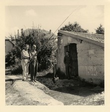 PHOTO ANCIENNE - VINTAGE SNAPSHOT - CURIOSITÉ PÊCHE CHAUSSURE GAG DRÔLE -FISHING