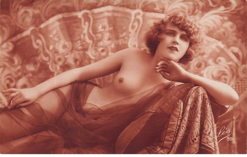 Jeune femme vêtue d un - -,