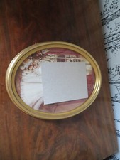 cadre oval en bois doré avec