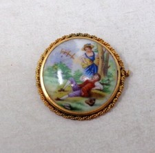 Superbe broche ancienne en porcelaine de Limoges - Décor de personnages