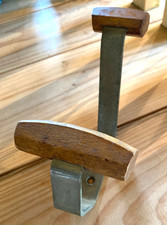 Belle patère double en métal et en chêne années 60/70 vintage