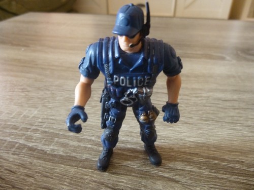 Figurine chap mei - mei, police