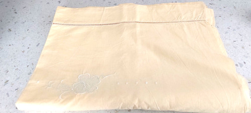 Drap jaune ancien - brodé, en