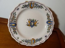 Assiette ancienne 18 siècle XVIII en faience de Moustiers sud Franc aux drapeaux