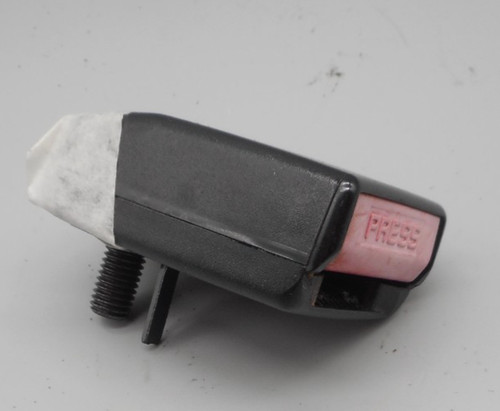 Attache ceinture droit siege - attache,