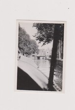 Snapshot argentique Amsterdam canal prise de vue bateau ancienne voiture animée