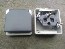 1  prise de courant 2 poles +