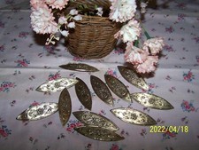 Ancienne broche bombée avec beau décor floral en relief. Doré. Années 30. N°42