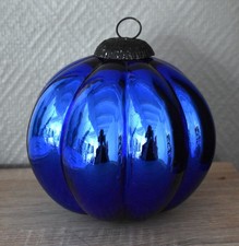 Ancienne grosse boule de Noël en verre églomisé bleu diamètre 16 cm