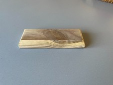 socle en bois brut  pour figurines et maquettes 18 X 6,4 cm ép : 2,5 cm