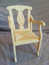 Chaise jaune avec accoudoirs