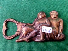 CAVISTE ITALIEN DE COLLECTION EN MÉTAL REPRÉSENTANT UN COUPLE ASSIS. I46