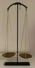 ancienne balance utilisée pour peser les pépites d’or, plateaux cuivre