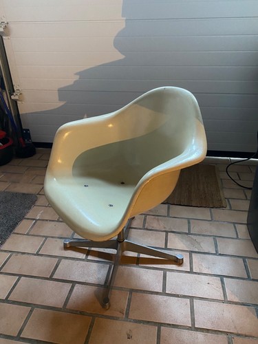 Chaise pivotante charles eames