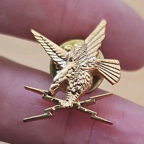 Insigne métal doré aigle