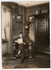 Portrait intérieur logement jeune homme assis fauteuil  Ancienne photo an. 1920