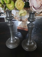 Deux bougeoirs en étain 95 % signé EE poinçon « rose »