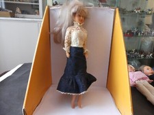 JOUET ANCIEN POUPEE MANNEQUIN TRESSY BELLA CHEMISIER DENTELLE JUPE VELOURS