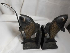 SERRE LIVRES BRONZE 2 POISSONS CARPE UN REPRESENTANT UN PECHEUR AVEC SA CANNE