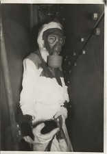 PHOTO ANCIENNE - VINTAGE SNAPSHOT - CURIOSITÉ MASQUE À GAZ POMPIER ETRANGE