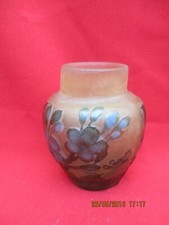 Petit Vase signé GALLE TIP  à décor de végétaux dégagés à l'acide