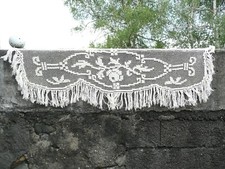 dessus de meuble ou de cheminée en filet à décors de fleurs