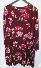 Robe évasée, rouge foncé, manches  3/4  Taille 46  boutonnée devant .
