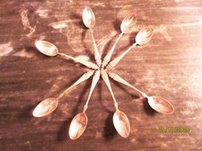 HUIT CUILLERES A MOKA EN ARGENT 800 A MOTIF DE PALMETTES