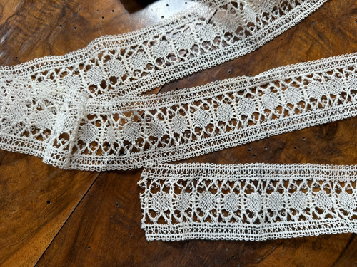 Dentelle ancienne entre deux - ancienne,