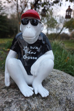 3932 D  FIGURINE STATUETTE STATUE GORILLE SINGE CASQUETTE ROUGE BEAU GOSSE  25CM