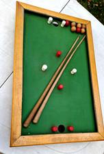 ANCIEN BILLARD DE TABLE EN BOIS FEUTRINE 69.5 X 45 CM  7 BOULES ET 2 QUEUES