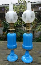 Paire de Lampes à Pétrole Napoleon 3 Opaline bleu laiton avec leur supports 71cm