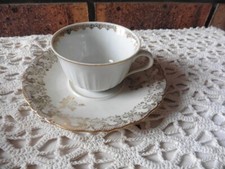 LIMOGES FRANCE TASSE ET SOUS TASSE A CAFE BLANC CASSE ET DOREE A L OR FIN