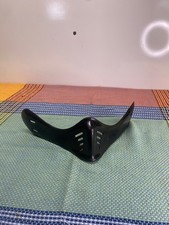 Mentonnière pour casque en bonne état   A657