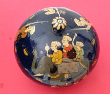 BOITE OVALE EN CARTON BOUILLI  LAQUE DECOR PERSONNAGE