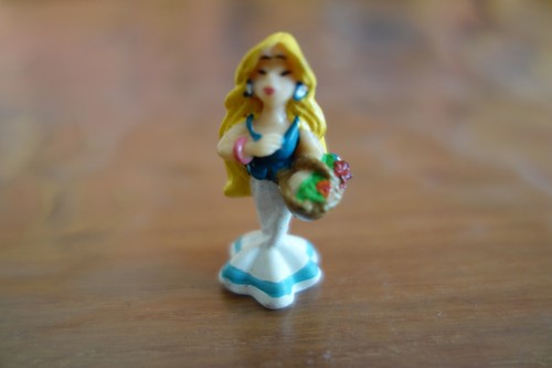 Figurine falbala avec panier - figurine,