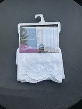 Voilage brodé festonné blanc